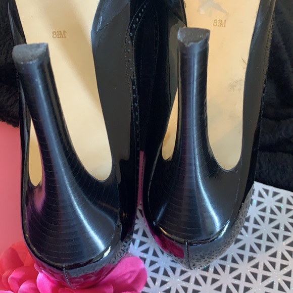 Marc Fisher wingtip appearance to these pumps. - Picture 5 of 8